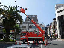 高所作業車　高い街灯に届く