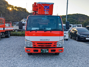 ダンプ車　後ろに高所作業車が見える